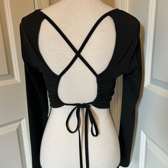 Black laced cross cross open back cropped long sleeve top - Picture 4 of 4
